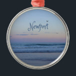 Newport Beach California Ocean Sunrise Blue Metalen Ornament<br><div class="desc">Newport Beach California Ocean Sunrise Blue Beauful foto van Newport strand sunrise. Je kunt je voelen dat je daar in de vrede en sereniteit zit terwijl de vogel door de lucht vliegt en de oceaanbries op je gezicht stroomt. Luister naar de lichtgolven terwijl ze binnenrollen en herinner je een vakantie...</div>
