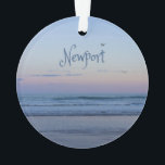 Newport Beach California Ocean Sunrise Blue Ornament<br><div class="desc">Newport Beach California Ocean Sunrise BlueBeauful foto van Newport strand sunrise. Je kunt je voelen dat je daar in de vrede en sereniteit zit terwijl de vogel door de lucht vliegt en de oceaanbries op je gezicht stroomt. Luister naar de lichtgolven terwijl ze binnenrollen en herinner je een vakantie die...</div>