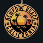 Newport Beach California  Souvenirs Keramisch Ornament<br><div class="desc">Deze retro Newport Beach van het  ontwerp van Californië maakt een geweldig kerstcadeau of een kerstcadeau voor fans van Newport Beach State Beach. Het retro zomervibe ontwerp is een perfect cadeau voor reisliefhebbers en liefhebbers van tropische bestemmingen.</div>