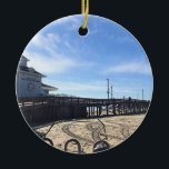 Newport Pier, Newport Beach, Californië Keramisch Ornament<br><div class="desc">Newport Pier in Newport Beach,  Californië. De pier werd gebouwd in 1889 en is een mijlpaal van Newport Beach. Het is een zeer populaire plek voor lokale vissers en heeft grote uitzichten in alle richtingen! Foto genomen in november 2022.</div>