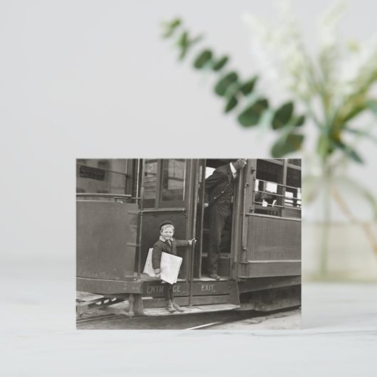 Newsboy Riding Trolley, 1910 Briefkaart (Staand voorkant)