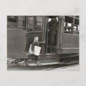 Newsboy Riding Trolley, 1910 Briefkaart (Voorkant)