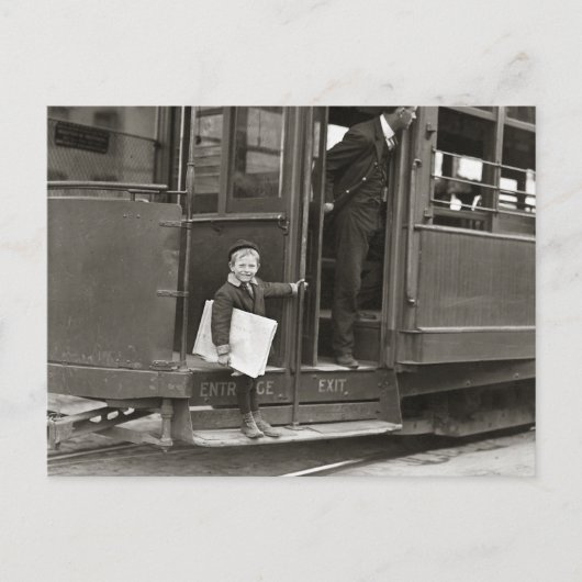 Newsboy Riding Trolley, 1910 Briefkaart (Voorkant)