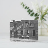 Newsboys Outside a Saloon, 1910 Briefkaart (Staand voorkant)