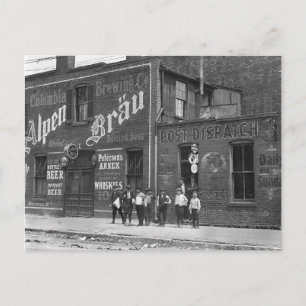 Newsboys Outside a Saloon, 1910 Briefkaart