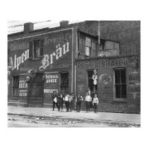 Newsboys Outside a Saloon, 1910.  foto