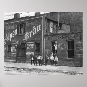 Newsboys Outside a Saloon, 1910.  foto Poster
