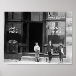 Newsies buiten een poolzaal - St. Louis - 1910 Poster