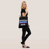 Newsom voor President Make America Care Again 2028 Tote Bag (Op model)
