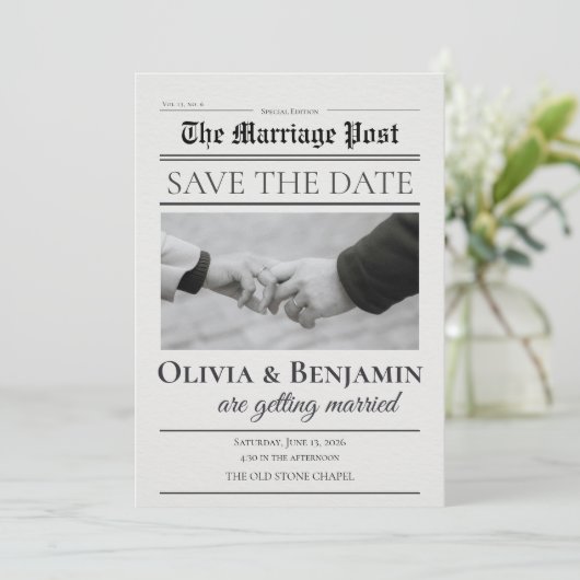 Newspaper-Style Wedding Save the Date (Staand voorkant)