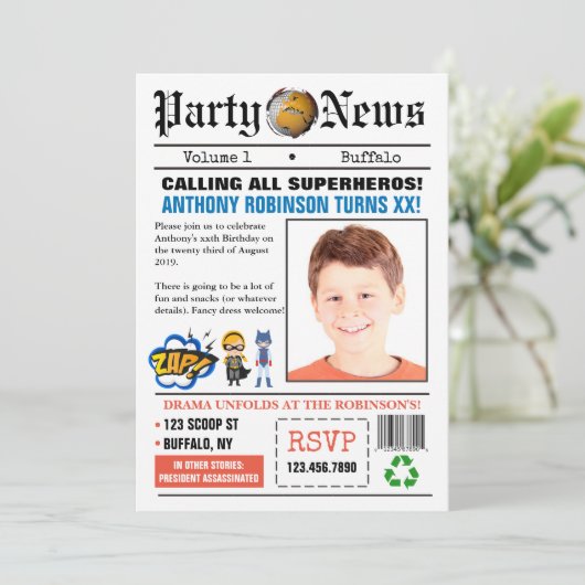Newspapier Superheld Birthday Party foto Uitnodigi Kaart (Staand voorkant)