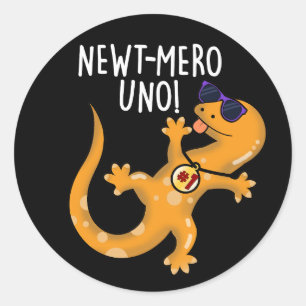 Newt-mero Uno Funny Newt Pun Dark BG Ronde Sticker