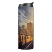 NEWT SCAMANDER™ in het verwoeste gebouw Thermosbeker (Gedraaid links)