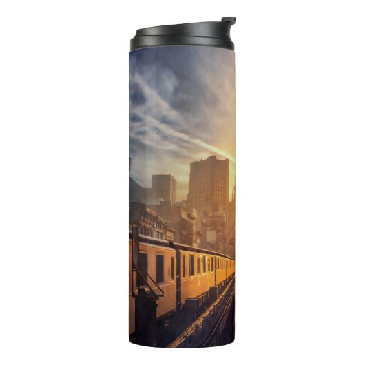 NEWT SCAMANDER™ in het verwoeste gebouw Thermosbeker (Gedraaid links)