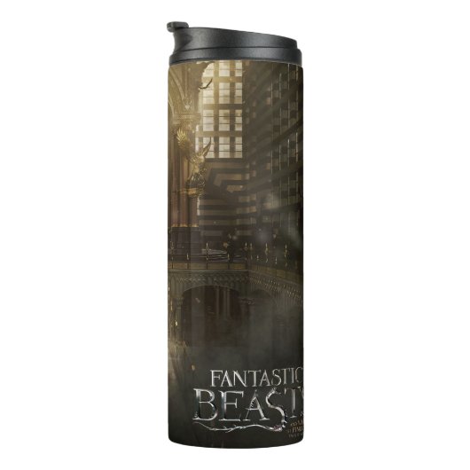 NEWT SCAMANDER™ in MACUSA™ Headquarters Thermosbeker (Geroteerd rechts)