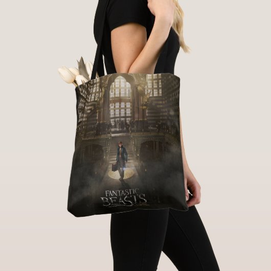 NEWT SCAMANDER™ in MACUSA™ Headquarters Tote Bag (Dichtbij)
