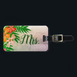 Newywed Mrs. Wife Tropical Flowers Bagagelabel<br><div class="desc">Deze bagagelabels bieden een illustratie van kleurrijke tropische bloemen en palmtakken. De voorzijde bevat de handgeschreven stijltekst die als volgt luidt: Mrs. The Back bevat aangepaste tekst voor de naam en het adres van de vrouw. Dit bagagelabel is perfect voor een tropische huwelijksreis.</div>