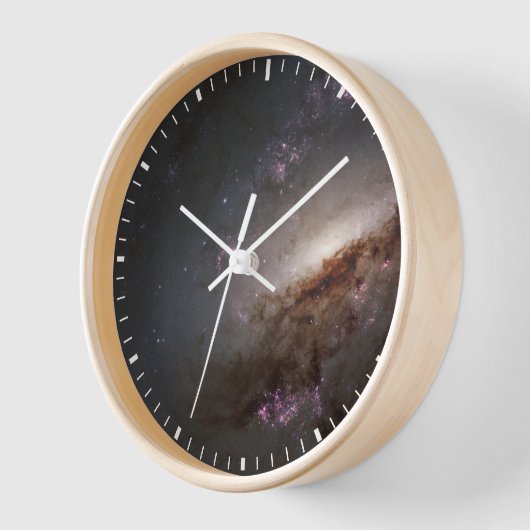 NGC 4258 Ondergaat intense stervorming. (Hoek)