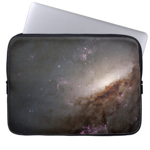 NGC 4258 Ondergaat intense stervorming. Laptop Sleeve