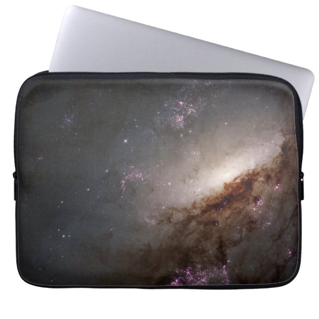 NGC 4258 Ondergaat intense stervorming. Laptop Sleeve (Voorkant)
