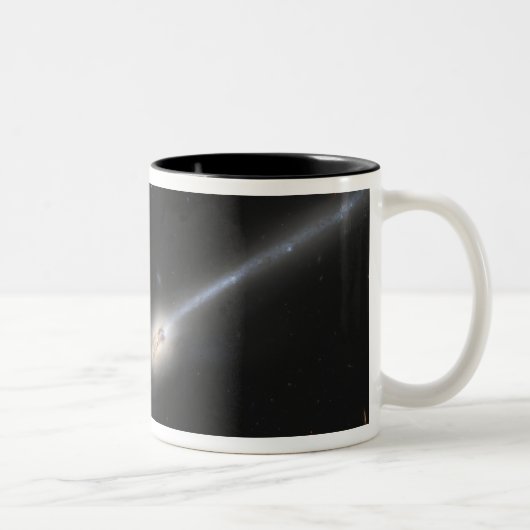 NGC 4676, ook bekend als de Mice Galaxies Tweekleurige Koffiemok (Rechts)