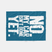 Nge No My Car Is Not Done Yet Funny Mechanic Garag Fleece Deken (Voorkant (Horizontaal))