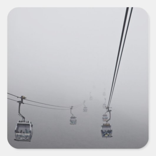 Ngong Ping-kabelbaan in dichte mist Vierkante Sticker (Voorkant)
