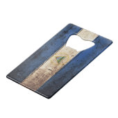 Nicaragua Vlag op de Oude Hout Grain Creditkaart Flessenopener (Voorkant Gekanteld)