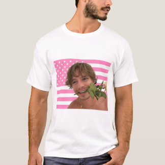 Nicholas Chavez met rozen roze Amerikaanse vlag T-shirt