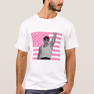 Nicholas Chavez met rozen roze Amerikaanse vlag T-shirt