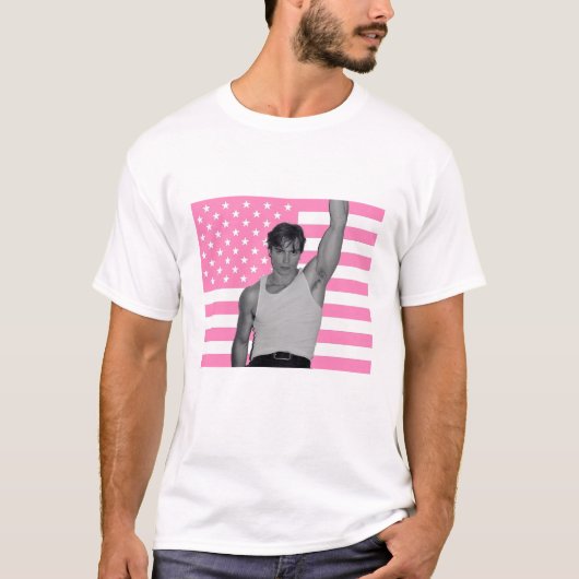 Nicholas Chavez met rozen roze Amerikaanse vlag T-shirt (Voorkant)
