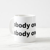 Niemand bezit u koffiemok (Voorkant links)