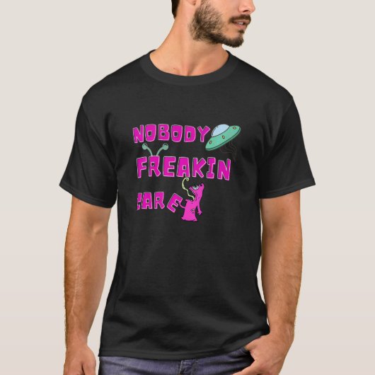 Niemand Freakin Cares Alien Ufo T-shirt (Voorkant)
