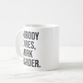 Niemand geeft erom, werk harder - Motivatie Koffiemok (Voorkant links)