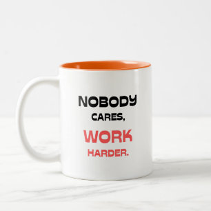 Niemand geeft erom, werk harder tweekleurige koffiemok