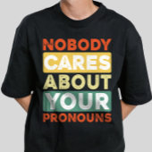 Niemand geeft om je voornaamwoorden retro  t-shirt