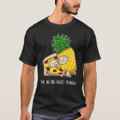 Niemand hoeft Pepperoni ananas pizza te kennen T-shirt (Voorkant)