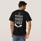 Niemand is beter met zijn handen dan een chef-kok t-shirt (Achterkant volledig)