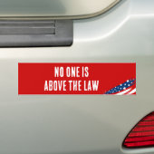 Niemand is boven de wet bumpersticker (Op auto)