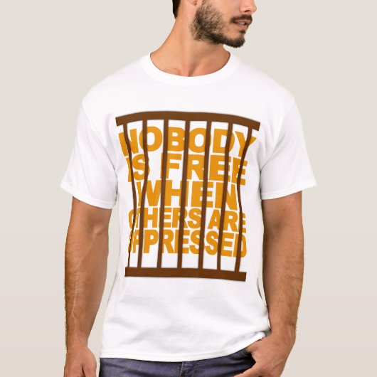 Niemand is gratis shirt - kies kleur & stijl (Voorkant)
