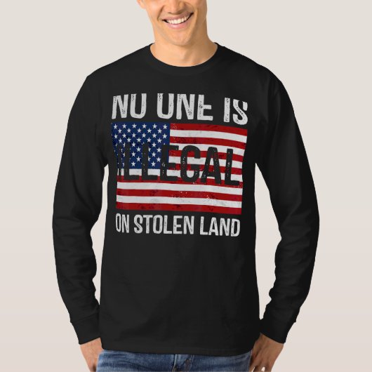 Niemand is illegaal op de gestolen land Amerikaans T-shirt (Voorkant)