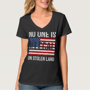 Niemand is illegaal op de gestolen land Amerikaans T-shirt