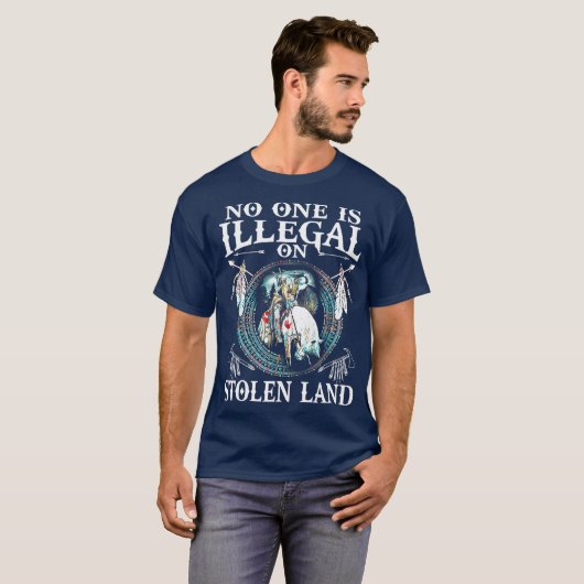 Niemand is illegaal op gestolen grond t-shirt (Voorkant volledig)