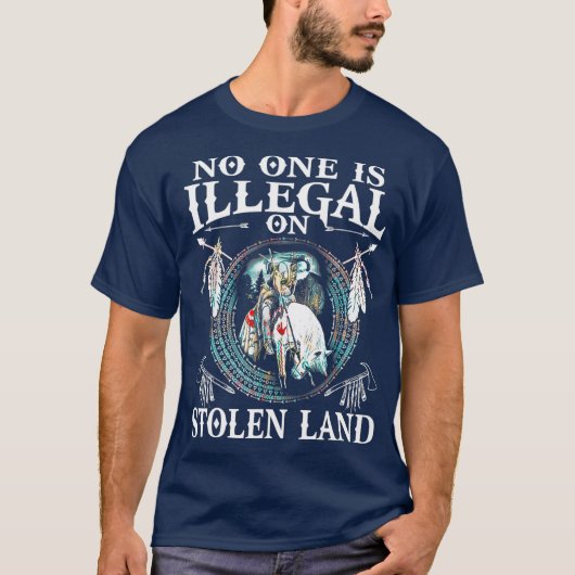 Niemand is illegaal op gestolen grond t-shirt (Voorkant)