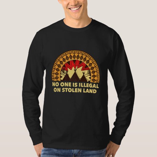 Niemand is illegaal op gestolen land in Amerika T-shirt (Voorkant)
