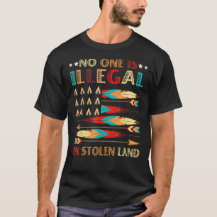 Niemand is illegaal op Gestolen Land Native Americ T-shirt