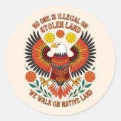 Niemand is illegaal op gestolen land ronde sticker (Voorkant)