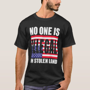 Niemand is illegaal op gestolen land T-Shirt