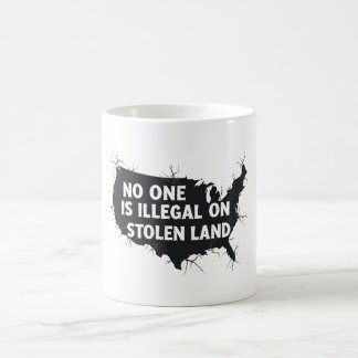 NIEMAND IS ILLEGAAL OP GESTOLEN LAND - Tegen Racis Koffiemok