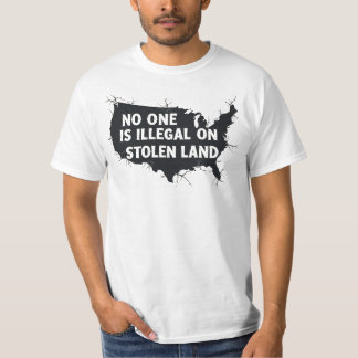 NIEMAND IS ILLEGAAL OP GESTOLEN LAND - Tegen Racis T-shirt